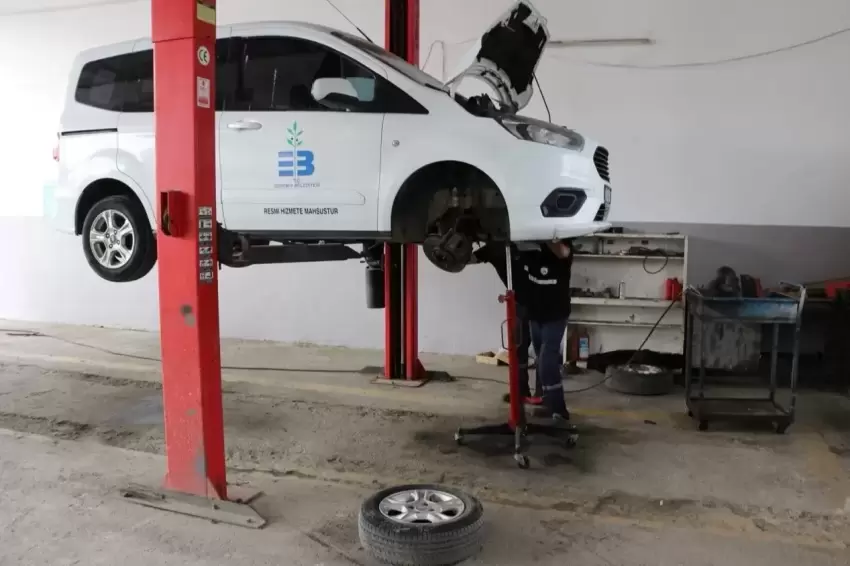 Edremit Belediyesi, araç filosunun bakım ve onarımını kendi imkânlarıyla yapıyor
