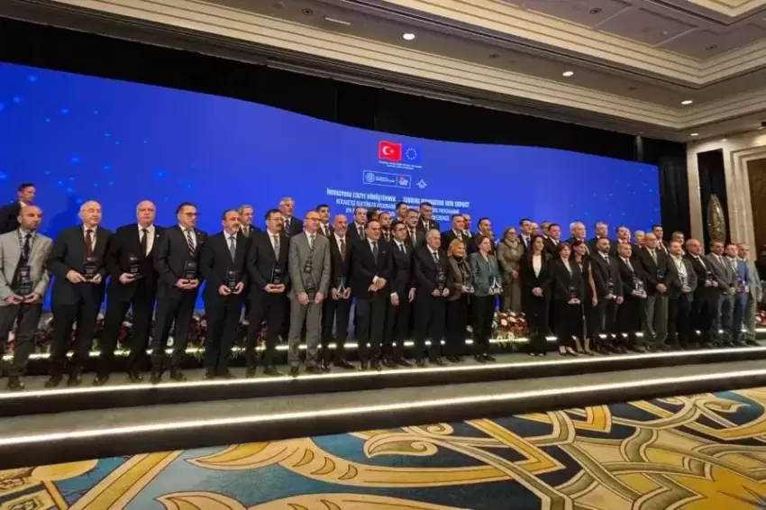 Kütahya Belediyesine dijitalleşme projesi için plaket