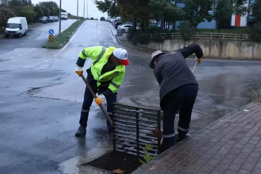 Çayırovada yoğun yağmur mesaisi