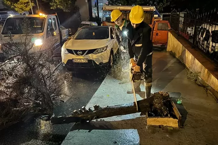 Beylikdüzünde sağanak mesaisi gece boyunca sürdü