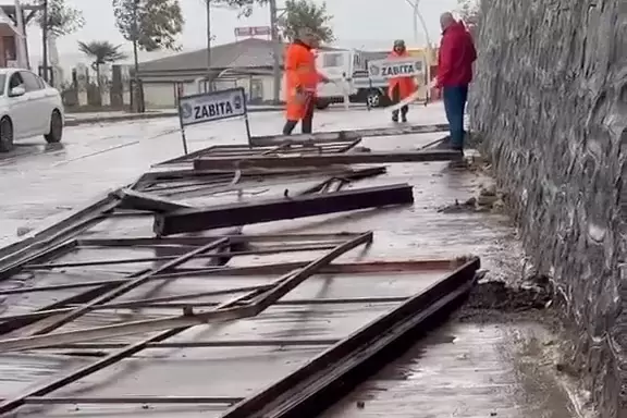 Düzce Akçakocada fırtına tabelaları devirdi