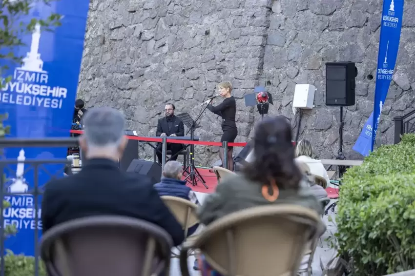 İzmir Şato Kütüphanesinde ders molasında müzikli motivasyon