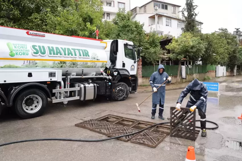 Gebzede ekiplerden sağanak mesaisi