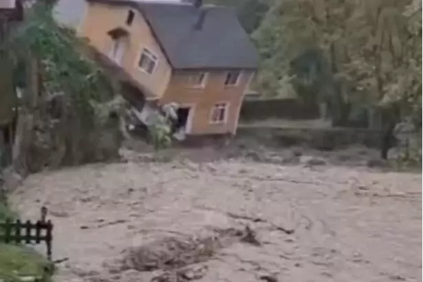 Kocaeli afet yaşıyor Sapancada bir evi dere yuttu