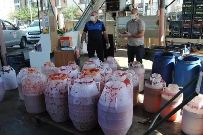 Küflü salçaları satacaklardı Zabıtadan şok baskın