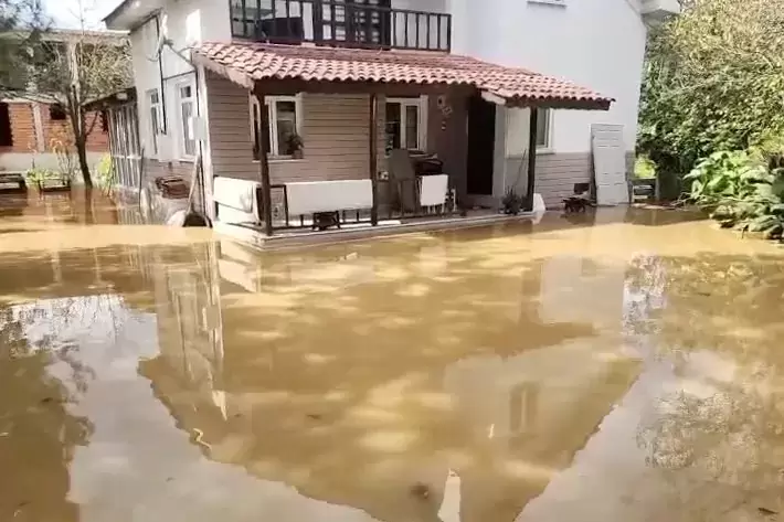 Düzcede sağanak yağış su baskınlarına neden oldu