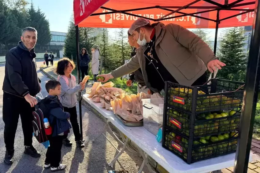 İzmitten öğrencilere kek ve mandalina ikramı