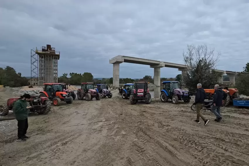 Bursada çiftçilerden taşkın isyanı Traktörlerle yolu kapattılar
