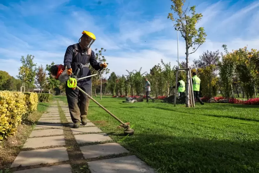 Bursada park ve bahçelere düzenli bakım