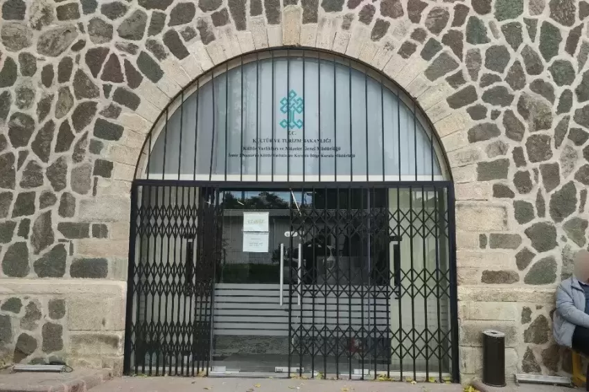 İzmirde 2 bin yıllık Zeus heykel başı ele geçirildi
