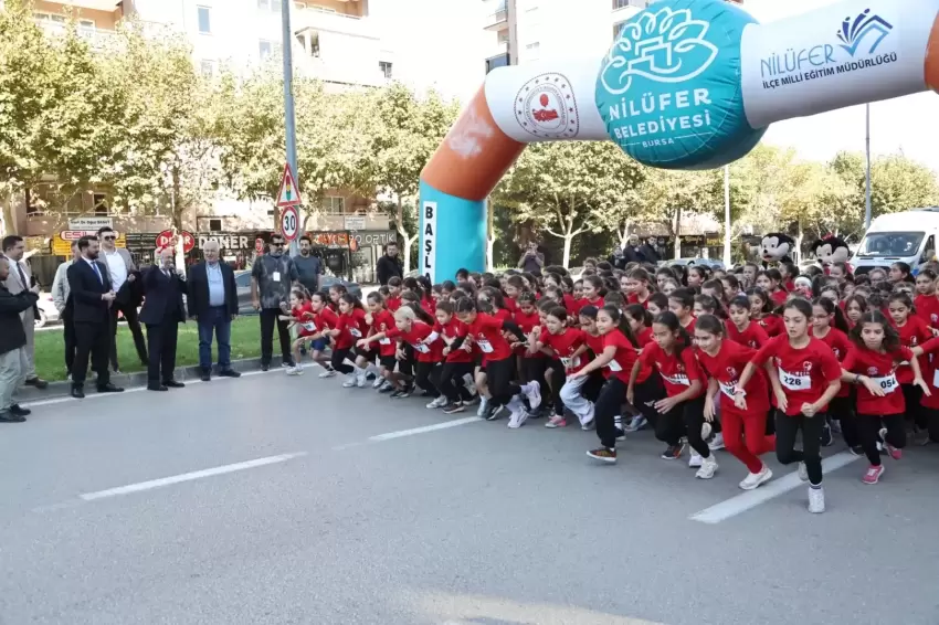 Bursa Nilüferde bin 749 öğrenci Cumhuriyete koştu