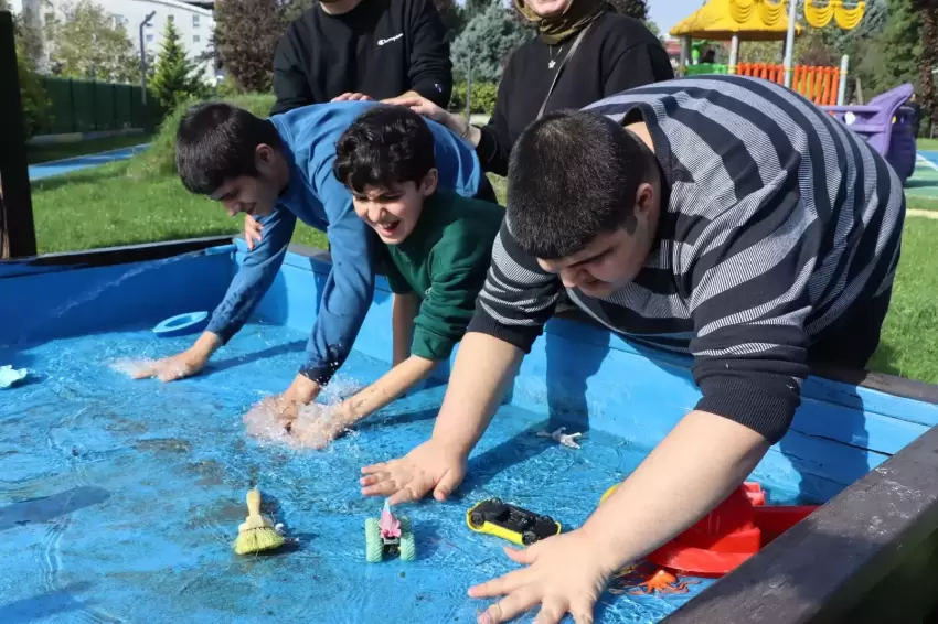 Herekeden gelen öğrenciler Otizm Spor ve Yaşam Evinde buluştu