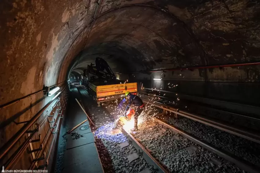 İzmirde metro raylarında değişim zamanı
