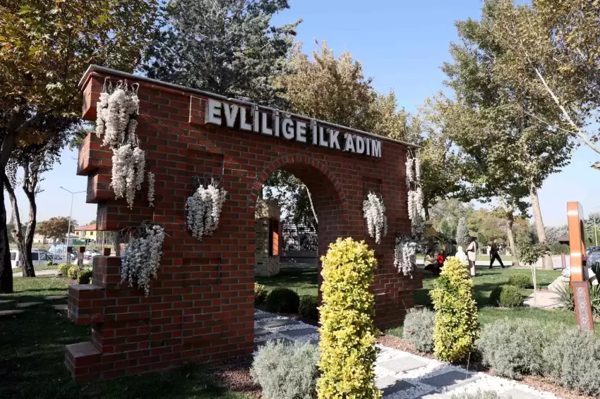 Konyada Karatay Kültür Merkezine yoğun ilgi