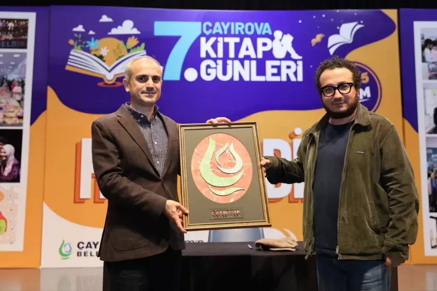 Oytun Erbaş, Çayırovalı sevenleriyle kitap günlerinde buluştu