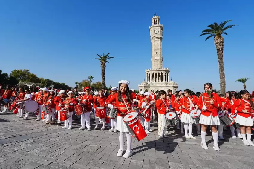 Cumhuriyet coşkusu bando gösterileriyle meydanlara taşındı