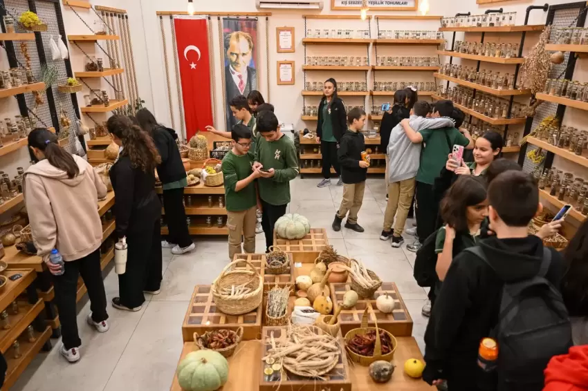 Bornovada gelecek minik ellerle yeşerdi