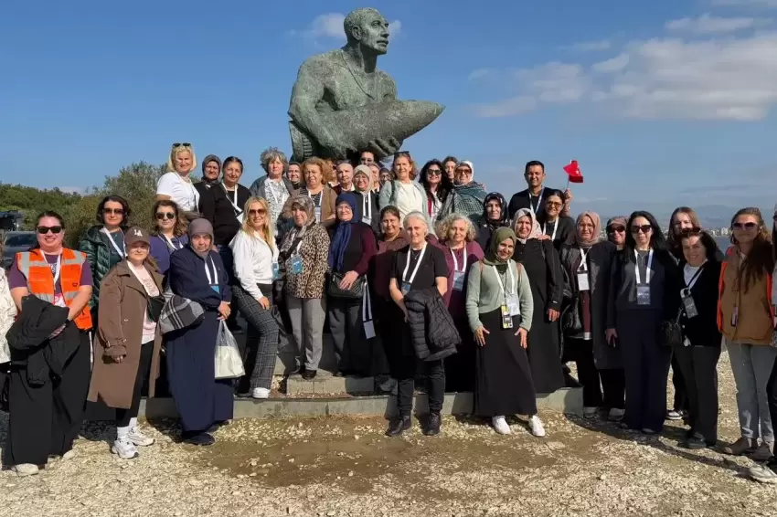 Gençler Cumhuriyetin izinde yürüdü, kadınlar Çanakkaleyi keşfetti