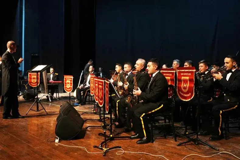 Kara Kuvvetleri Bando Komutanlığından Mardinde müzik şöleni