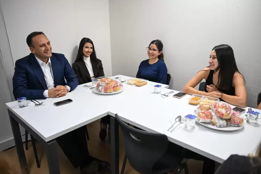 Bornovada Başkan Eşkiden yurtta kalan öğrencilere anlamlı ziyaret