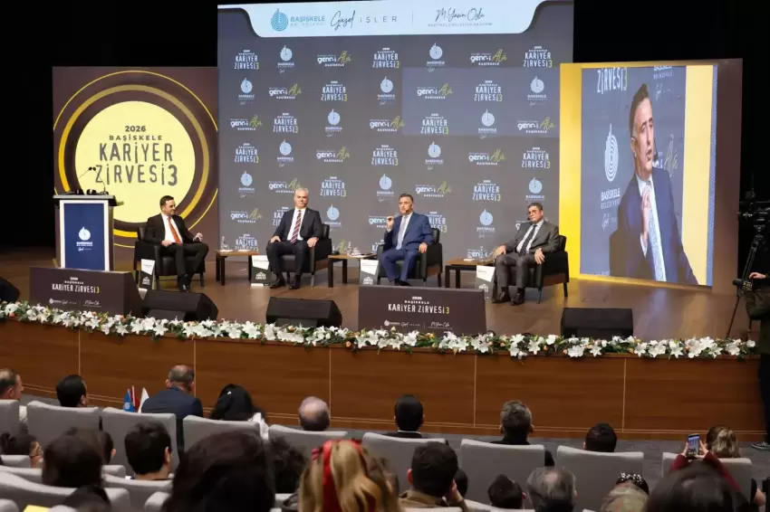 GTÜ Rektörü Başiskele Kariyer Zirvesinde gençlerle buluştu