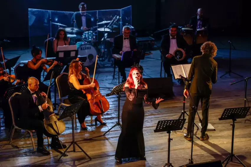 İzmirde coşku Smyrna Ensemble konseriyle başladı
