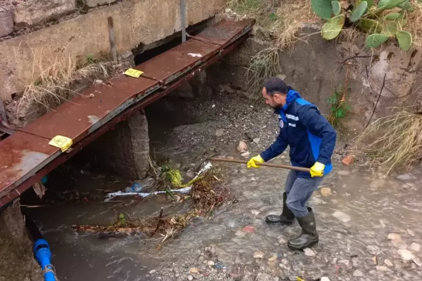 Muğlada sağanakla gelen olaylara Büyükşehir ekiplerinden müdahale