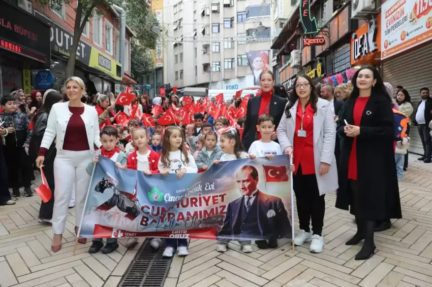 Çınarlı minikler Cumhuriyet coşkusunu kortej ve koro ile yaşadı