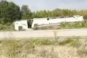 Düzcede benzin yüklü tanker devrildi