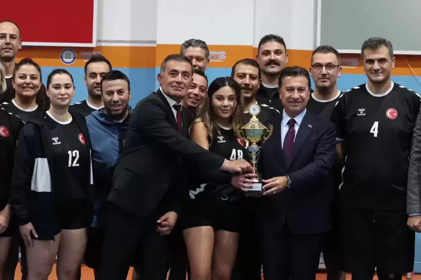 Muğlada Cumhuriyet Kupasında personel sahaya çıktı