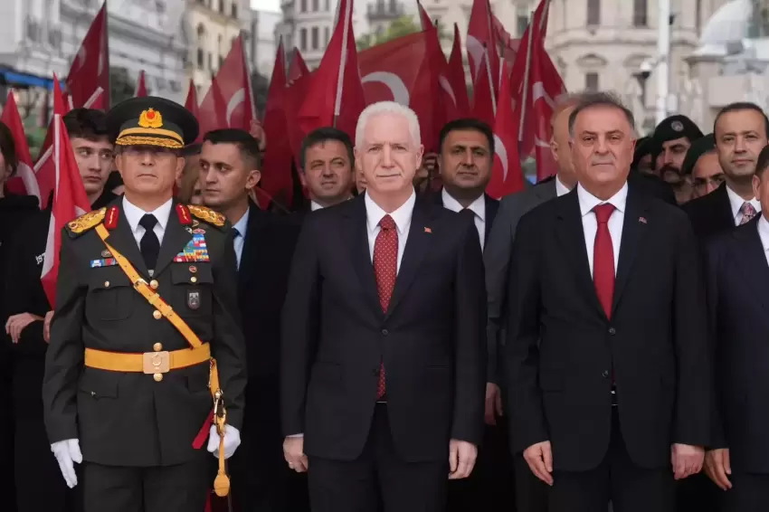 Cumhuriyetin 103. yılı için Taksimde çelenk