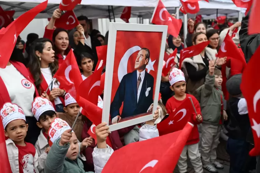 Manisada çocukların Cumhuriyet ve bayram sevinci