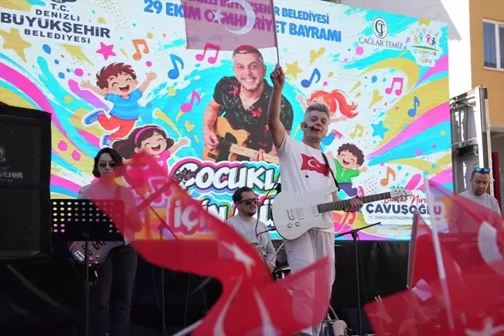 Denizlide Cumhuriyet coşkusu okullara taştı
