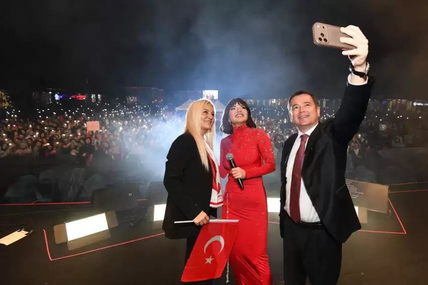 Osmangazide Cumhuriyet Coşkusu Gökselin şarkılarıyla taçlandı