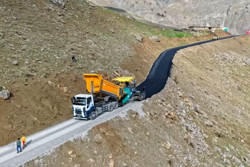 Çatakta sıcak asfalt çalışması