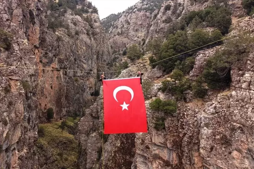 Denizlide Cumhuriyete gökyüzünde anlamlı kutlama