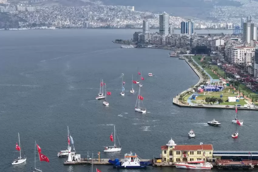İzmir Körfezinde Cumhuriyet rüzgarı esti