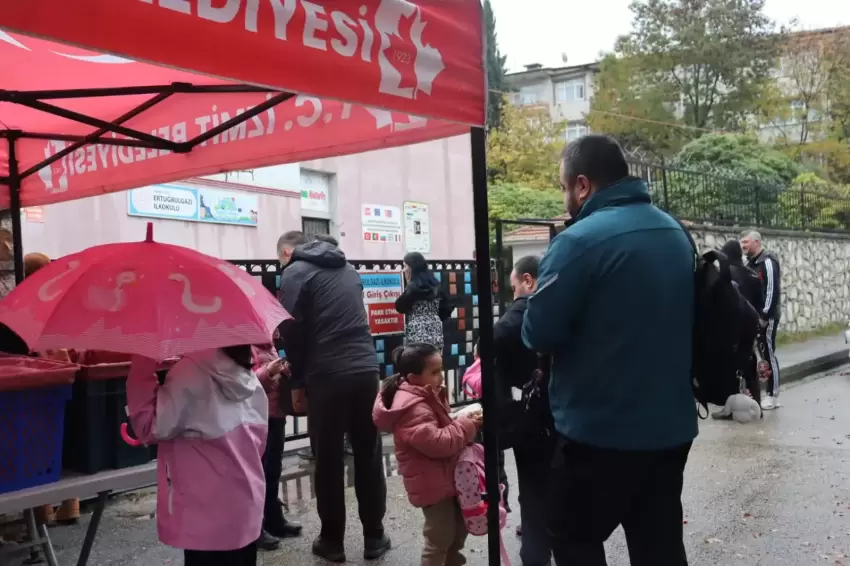 İzmitte Beslenme Saati yağmur çamur dinlemiyor