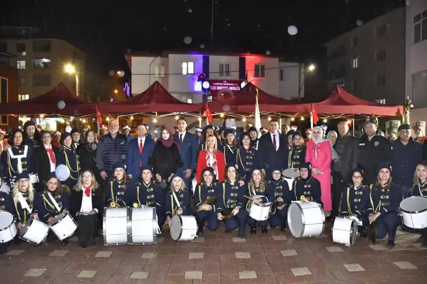 Bursa Yenişehirin Kadın Bandosu, Pazaryerinde sahne aldı