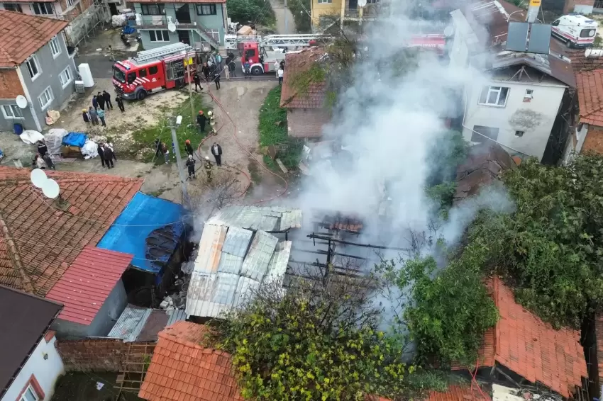 Düzcede yangında bir ev kül oldu