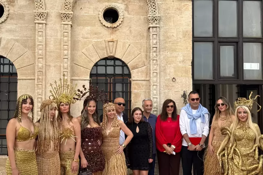 Mardinin tarihi konaklarında büyüleyen defile