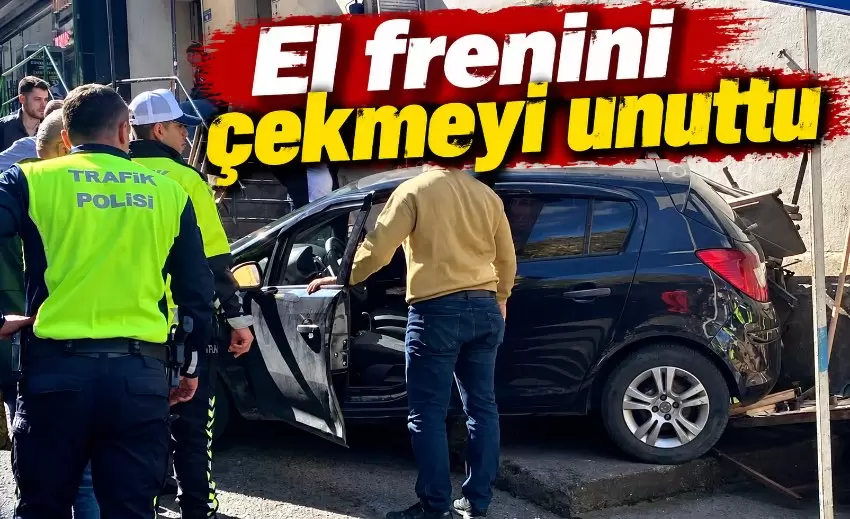 El frenini çekmeyi unuttu, otomobil kaldırıma çıktı