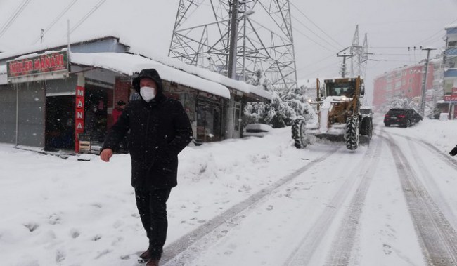 Alaplı belediyesi karla mücadeleyi bırakmıyor