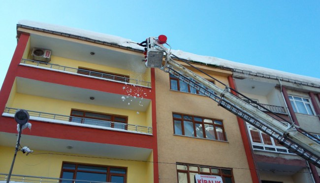 Çatılara dikkat!.. Kar kütlesi veya buz düşebilir