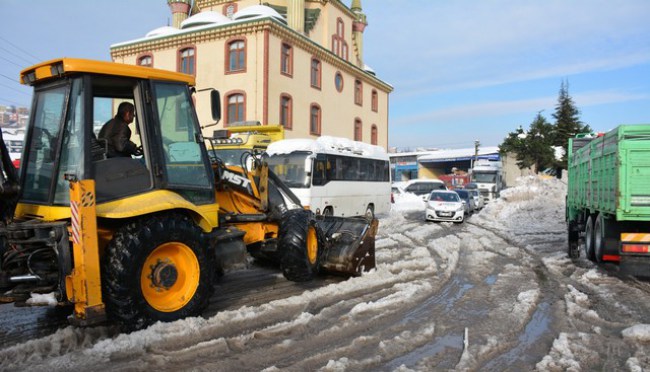 Belediye'nin karla mücadelesi sürüyor