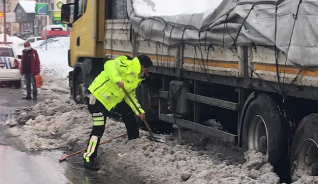 Trafik polisi, yolda kalan tır'a yardıma koştu