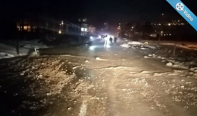 Subaşı'nda su borusu patladı. Yol trafiğe kapandı