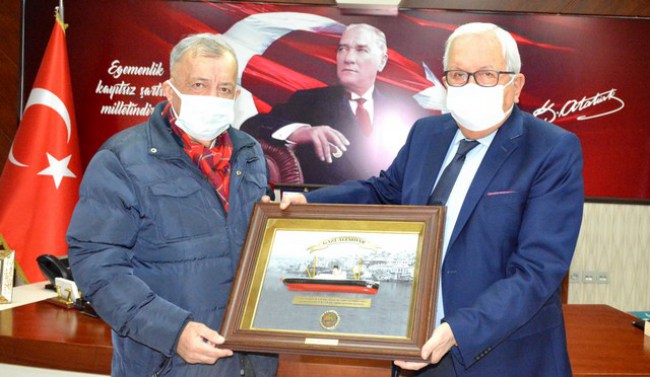 Kurucu üye Erdem'e Başkan Posbıyık'tan anlamlı hediye