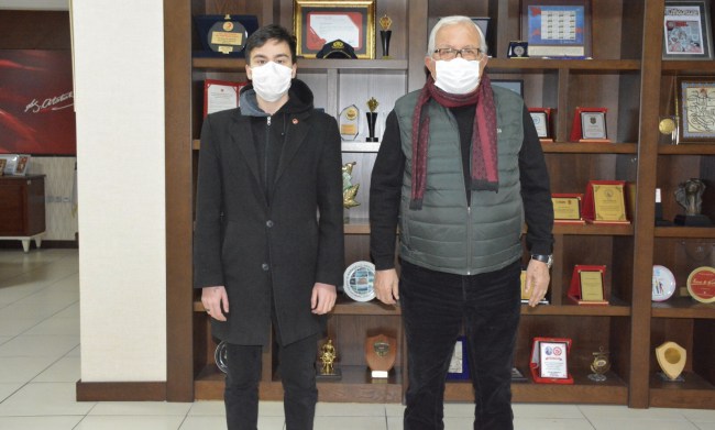 Genç yazar Akkanat ilk kitabını Başkan Posbıyık’a hediye etti