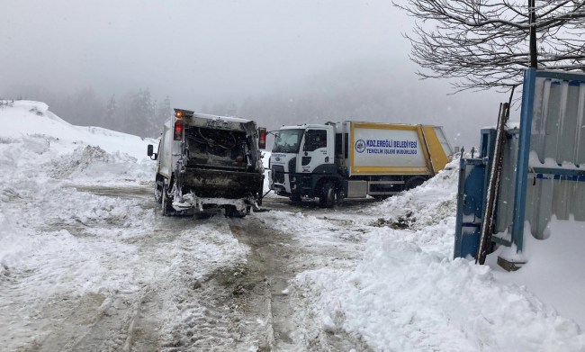 Zor koşullarda 110 ton katı atık tahliye ediliyor